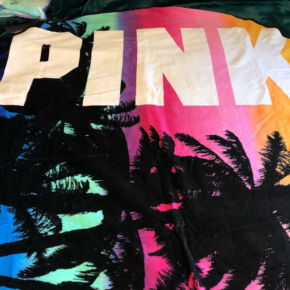 BNIP Pink VS Round Beach Towel/ Wrap - Picture 3 of 7